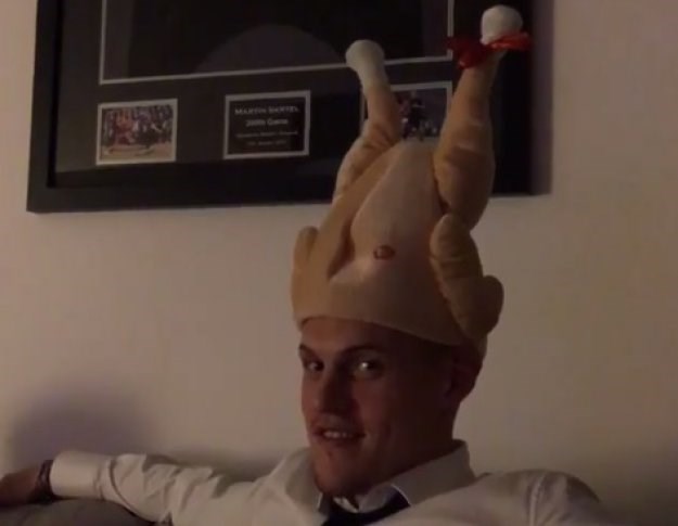 Video: Igrač Liverpoola slavi Božić s puricom na glavi