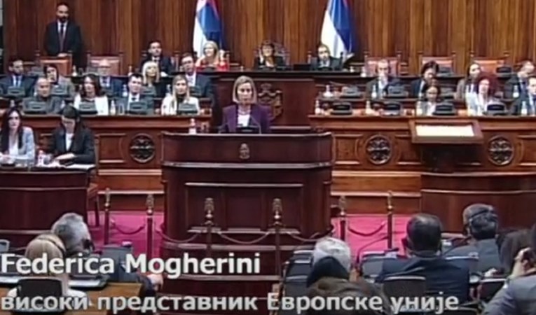 Potpuni kaos u srpskom parlamentu: Šešelj i radikali divljanjem i vikom prekidali govor gošće iz EU
