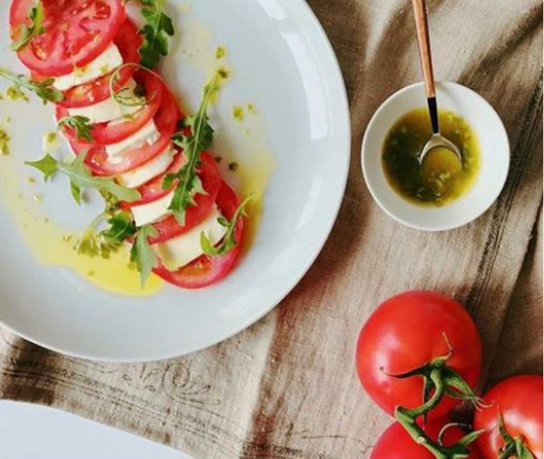 Jednostavna salata s mozzarellom i neobičnim, zdravim dodatkom