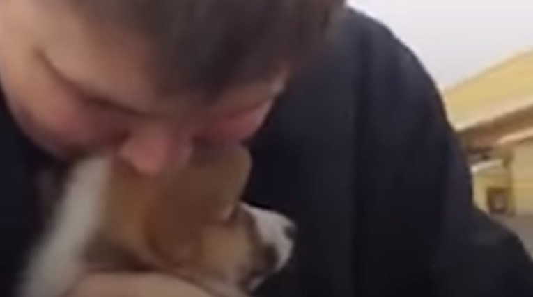 VIDEO Majka mu je poklonila psića, a njegova reakcija nešto je što morate vidjeti