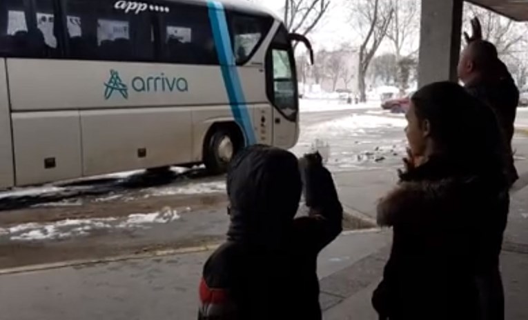 VIDEO Djeca ispraćaju majku na sezonski rad, otac se žali Plenkoviću: "Sada recite lako ćemo"