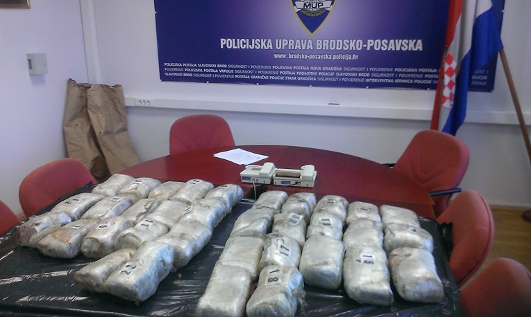 Krijumčarili 19 kilograma marihuane preko graničnog prijelaza u Slavonskom Brodu