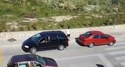 VIDEO Svi se smiju vozačima iz Solina zbog toga kako su šlepali auto: "Ja ovo ne bih ni pijan"