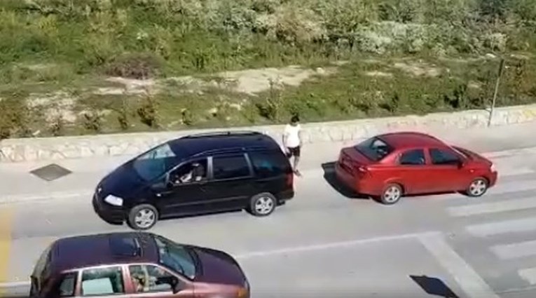 VIDEO Svi se smiju vozačima iz Solina zbog toga kako su šlepali auto: "Ja ovo ne bih ni pijan"
