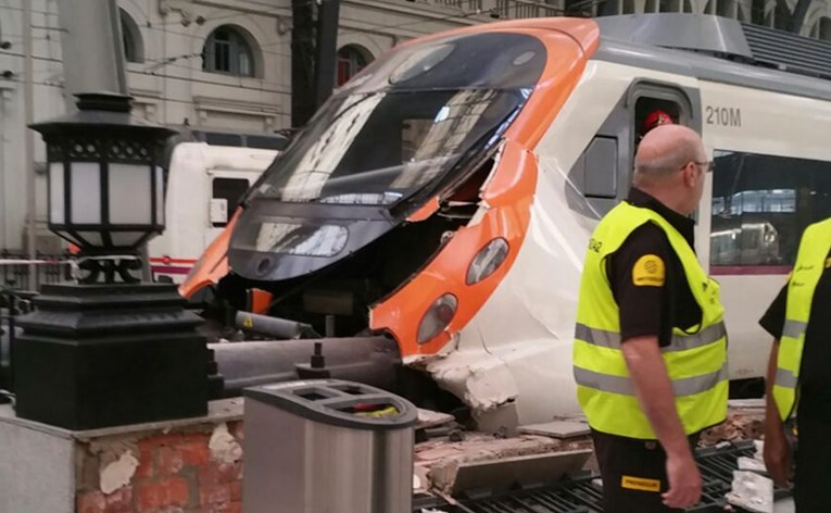 NESREĆA U BARCELONI Najmanje 48 ozlijeđenih, vlak se zabio u platformu na stanici
