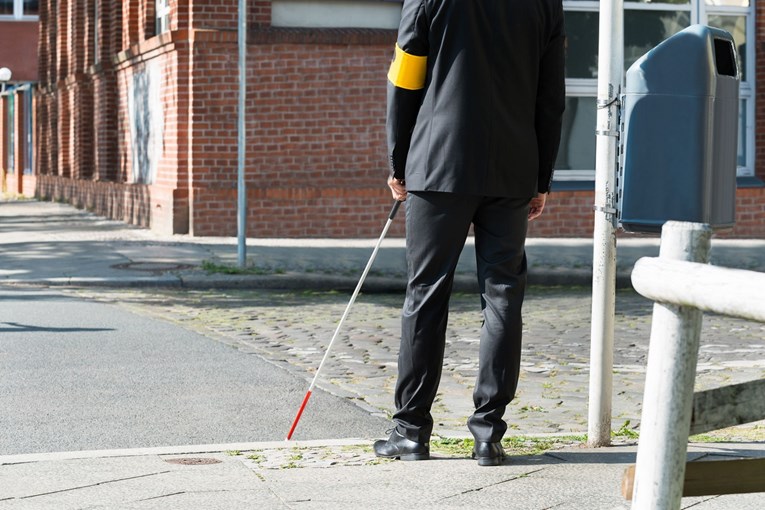 Policajci elektrošokerom pogodili slijepca, zamijenili su njegov štap za pušku