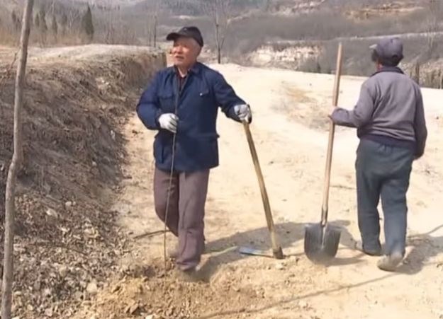 Slijepi muškarac i njegov prijatelj bez ruku zasadili tisuće stabala