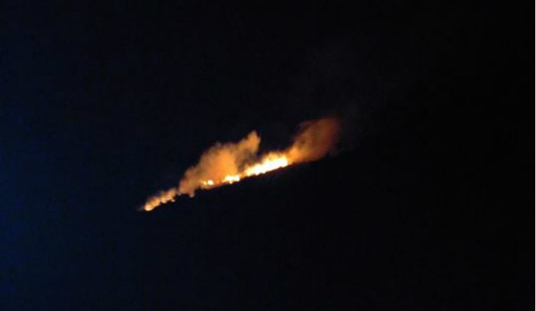 FOTO Brzom intervencijom ugašen veliki požar kod Omiša, zaustavio ga maslinik