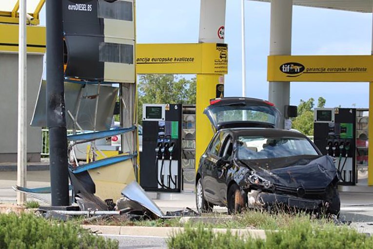 Vozač zaspao za volanom, auto se zabio u stup benzinske kod Krčkog mosta