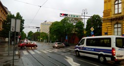 Tramvaj u Savskoj iskočio iz tračnica, ozlijeđen vozač auta