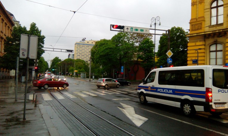 Tramvaj u Savskoj iskočio iz tračnica, ozlijeđen vozač auta