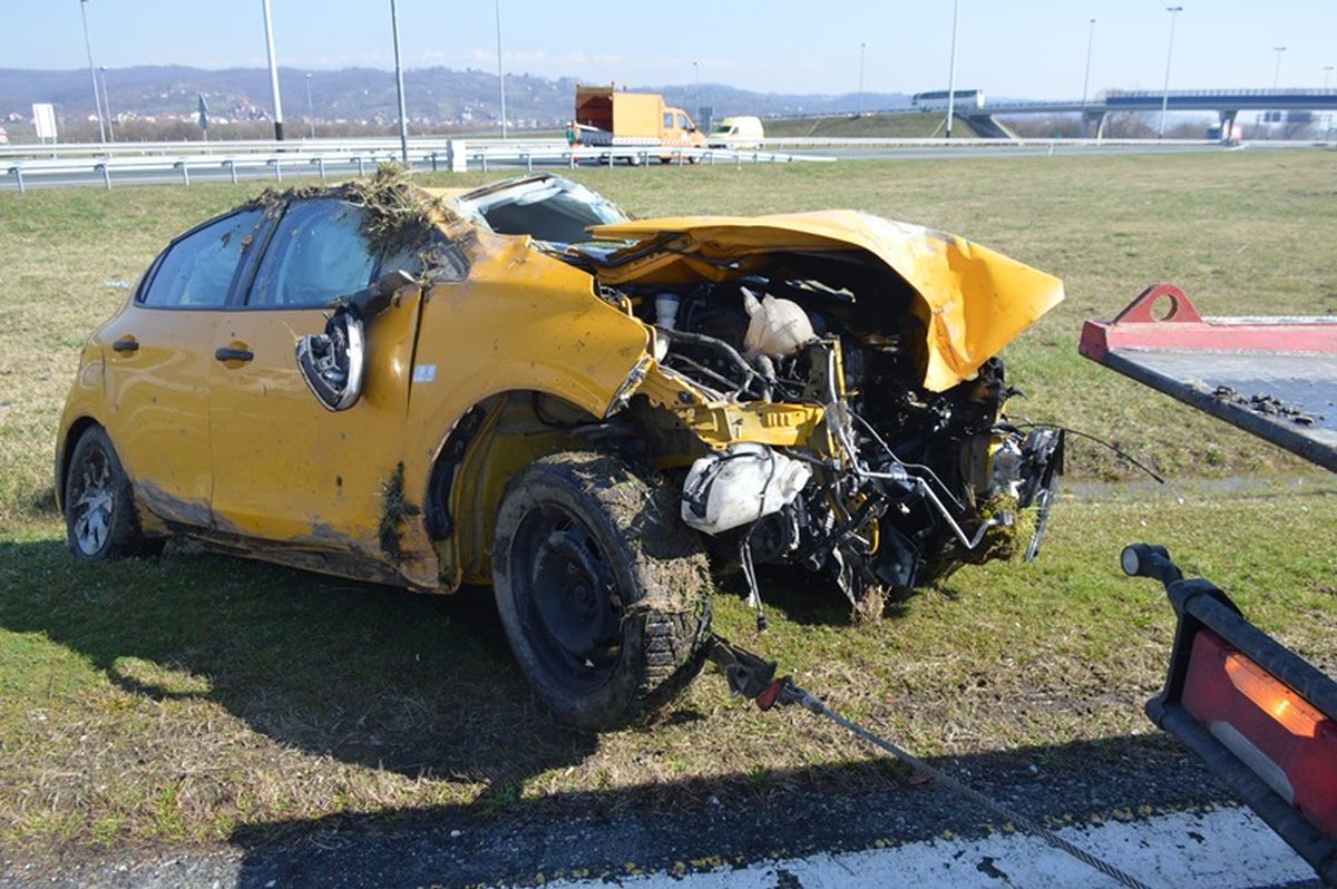 Kod Slavonskog Broda autom sletio s autoceste, tri osobe ozlijeđene