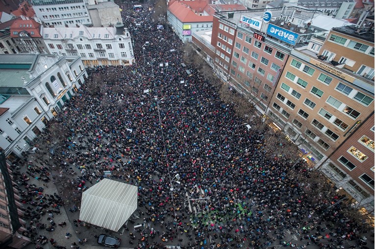 VIDEO, FOTO Tisuće Slovaka prosvjeduju protiv korupcije i premijera: "Fico spava s mafijom"