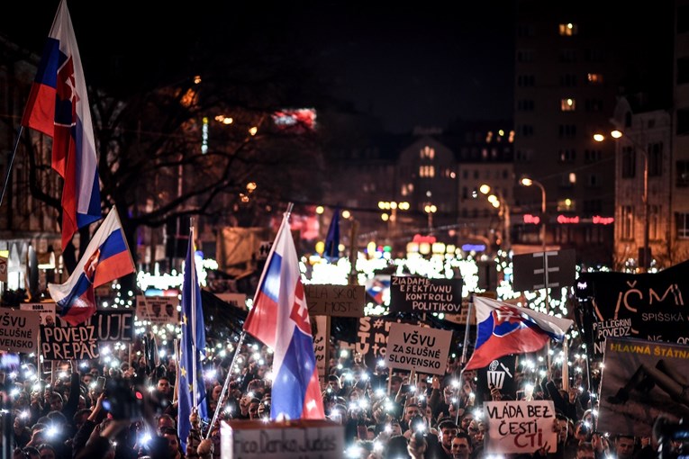 VIDEO Deseci tisuća Slovaka na ulicama traže ostavku ravnatelja policije zbog ubojstva novinara