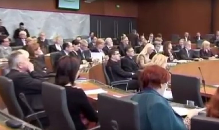 Slovenski parlament gotovo 13 sati raspravljao o povjerenju ministrici zdravstva