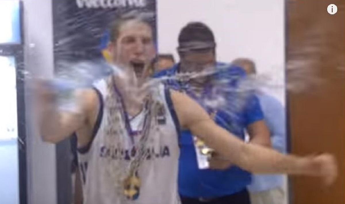 DONČIĆ ULIJEĆE SA ŠAMPANJCEM, DRAGIĆ SE ROKA S PIVOM Tako izgleda presica prvaka Europe