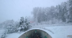 U Sloveniji "narančasta opasnost", očekuje se do 70 cm snijega, teretna vozila isključena iz prometa