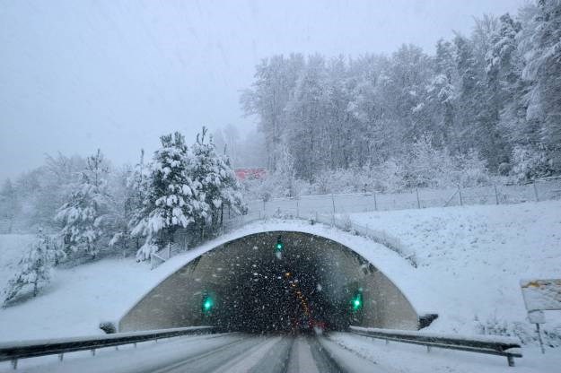 U Sloveniji "narančasta opasnost", očekuje se do 70 cm snijega, teretna vozila isključena iz prometa