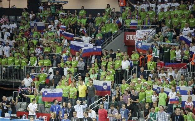 Makedonci i Slovenci upisali prve pobjede na Eurobasketu: Pogledajte slavlje Slovenaca ispred Arene