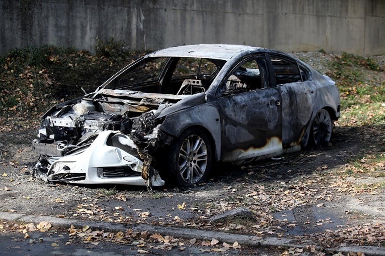 VIDEO Izgorio automobil liječnika pred Vinogradskom bolnicom, požar podmetnut