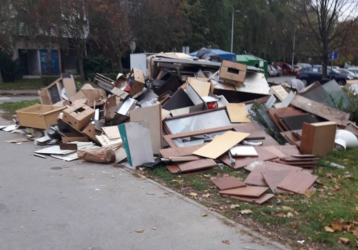 FOTO U zagrebačkom kvartu Špansko gomila se smeće, krupni otpad stoji mjesecima na ulici