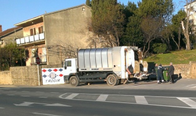 U Trogiru kontejnere za plastiku, staklo i papir prazne u kamion zajedno sa smećem