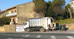 U Trogiru kontejnere za plastiku, staklo i papir prazne u kamion zajedno sa smećem
