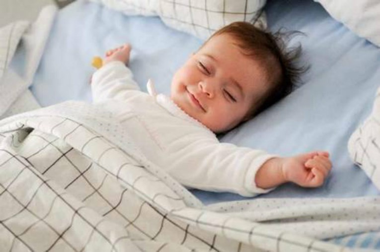 Što znači kad se beba smješka u snu?