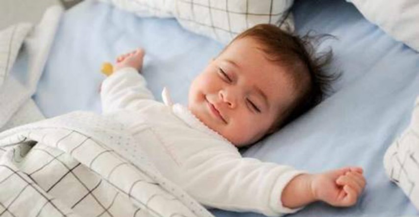 Što znači kad se beba smješka u snu?