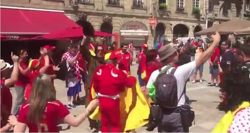VIDEO Prekrasne scene iz Bordeauxa: Hrvati i Španjolci pjevaju jedni uz druge