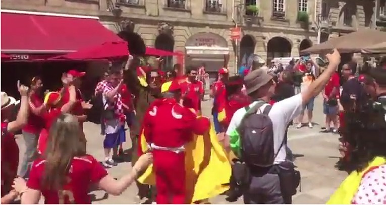 VIDEO Prekrasne scene iz Bordeauxa: Hrvati i Španjolci pjevaju jedni uz druge
