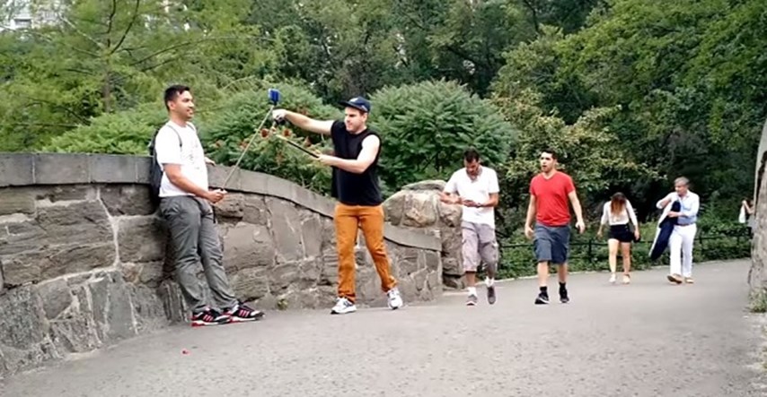 VIDEO Čovjek koji trči okolo i turistima uništava selfie štapove podijelio internet