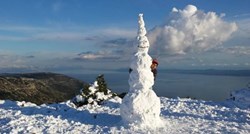 Snijeg zabijelio i otoke, najviše Brač: Snjegović i more na istoj fotografiji