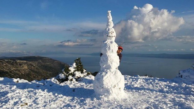 Snijeg zabijelio i otoke, najviše Brač: Snjegović i more na istoj fotografiji