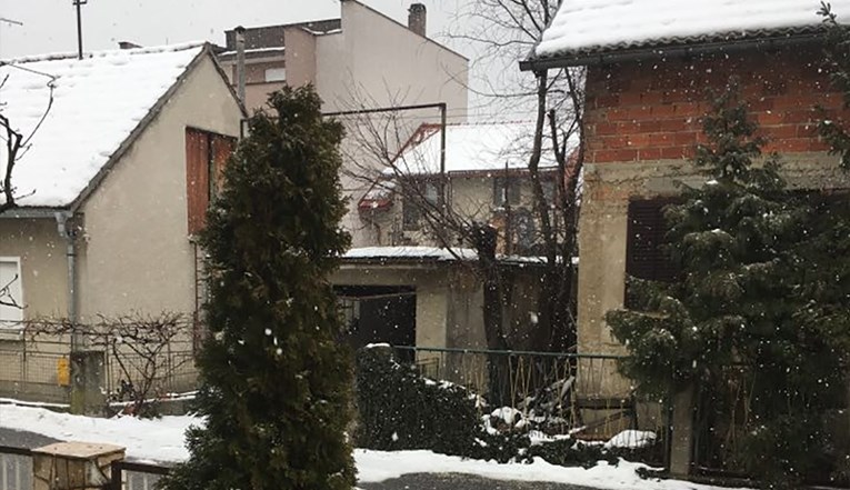 VIDEO Na zapadu Zagreba počeo je padati gust snijeg, do kraja dana i sutra očekuje se još snijega