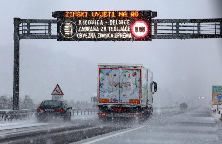 Oprezno u prometu: Olujni vjetar stvara probleme na A6, očekuje se i veliki snijeg