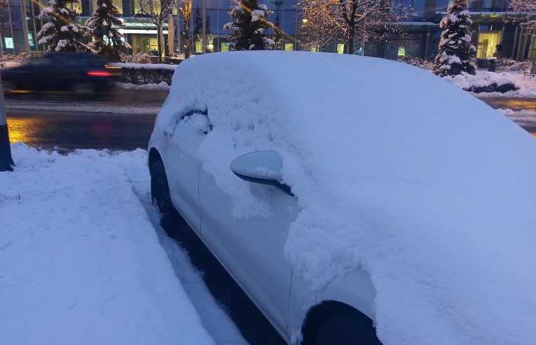 FOTO U Zagrebu palo 10 cm snijega, u Delnicama jutros izmjereno 86 cm, a bit će ga još više