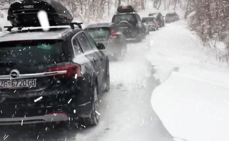 Kolona automobila zapela u snijegu na Sljemenu, autobus i kombi sletjeli s ceste