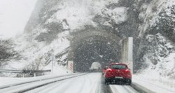 Snijeg stvara probleme na cestama u BiH, kod Sarajeva ostao zatrpan terenac s troje ljudi
