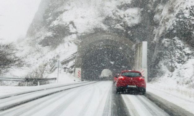 Snijeg stvara probleme na cestama u BiH, kod Sarajeva ostao zatrpan terenac s troje ljudi