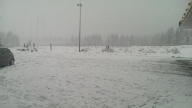 Stiglo zahlađenje: Gorski kotar prekriven snijegom, mjestimice će napadati preko 20 centimetara