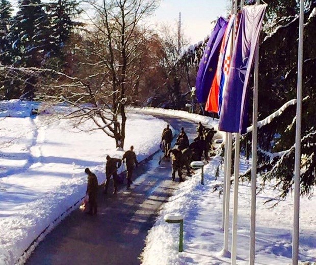 Kolinda se pohvalila: Počasno-zaštitna bojna čisti snijeg na Pantovčaku
