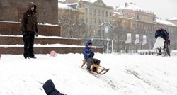 Snijeg donio veselje (i malo lopatanja): U sanjkanju uživali i djeca i odrasli
