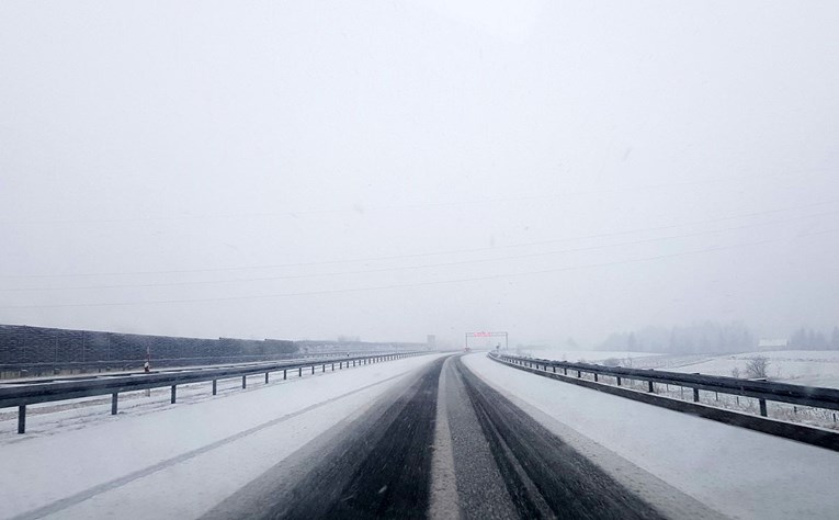 HAK upozorava: Snijeg otežava vožnju u većem dijelu unutrašnjosti