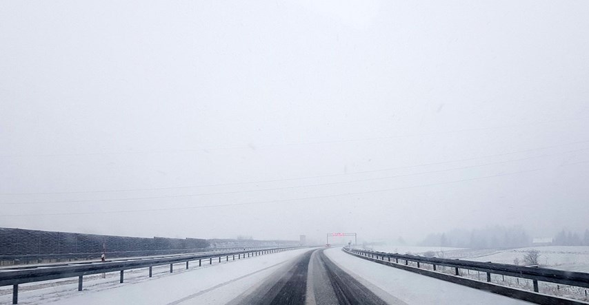 HAK upozorava: Snijeg otežava vožnju u većem dijelu unutrašnjosti