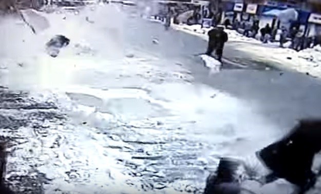 Dramatična snimka iz Turske: Gromada snijega s krova džamije zatrpala prolaznike na cesti