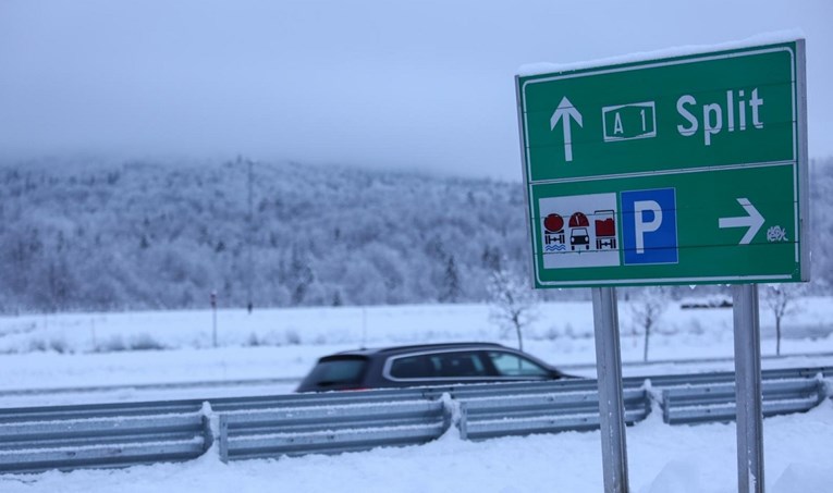STIGAO VAL HLADNOĆE Snijeg na autocestama prema Splitu i Rijeci, padat će i u nizinama