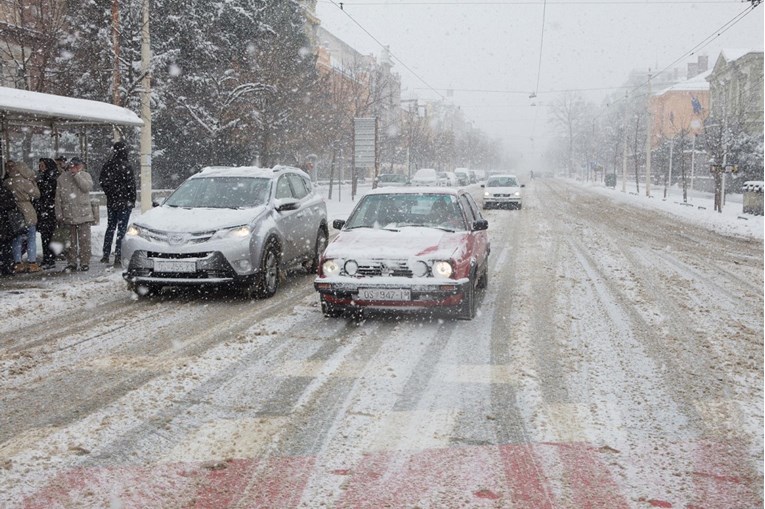 OPREZ U PROMETU Pada ledena kiša, ceste su jako klizave