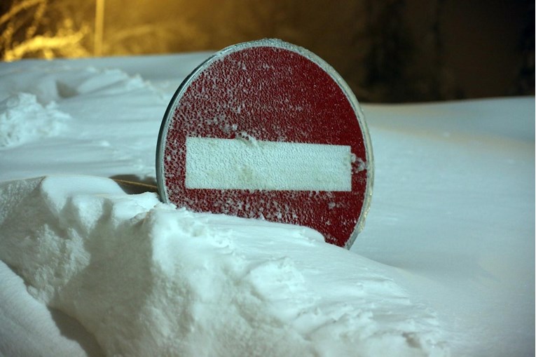 Zbog snijega zatvoren promet na dionicama dvije autoceste i Jadranske magistrale