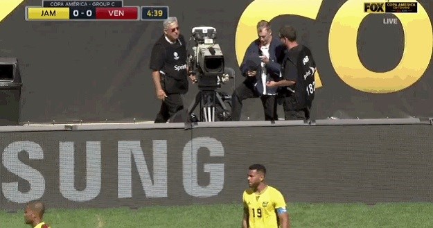 Video dana: Igrač Venezuele napucao loptu u zrak pa nokautirao kamermana